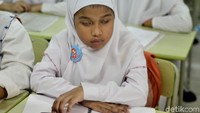 Ainun Nusratillah AlFalah, biasa disapa Atillah adalah anak dengan keterbatasan penglihatan mengikuti kegiatan belajar mengajar di MTSN 19 Pondok Labu, Jakarta Selatan.