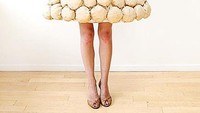 Baloon mini dress dengan motif coklat almond bisa Anda ciptakan dengan menyiapkan saringan kopi, kertas tissue, dan rok beraksen A-line. Foto: Istimewa