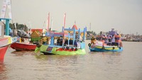 Rupanya puluhan kapal hias ini menghiasi Sungai Musi dalam rangka mengikuti lomba bidar dan perahu hias. Ini merupakan tradisi tahunan yang dilangsungkan di Kota Palembang. (Raja Adil/detikTravel)
