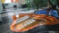 Selain itu, di lantai 7 ini ada 3 kolam. Dua kolam berukuran sama, sedangkan satu lagi lebih besar. Kolam ini cetek alias dangkal dengan kedalaman sekitar 50 cm. Para pelanggan biasa bersantai di tempat ini.