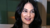 Dibarengi dengan senyum, Luna Maya terlihat manis dan lebih muda. Foto: Hanif Hawari/detikHOT