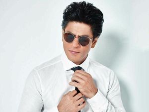 Heboh Rumah Shah Rukh Khan Ditutupi Plastik, Kenapa?