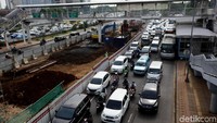 Begini penampakan kemacetan di sepanjang Jalan MT Haryono, Jakarta, Selasa (31/10/2017).