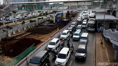 Potret Langganan Macet Akibat Proyek LRT