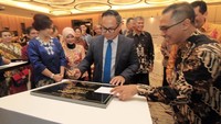 Direktur Utama Bank Mandiri Kartika Wirjoatmodjo, Direktur Keuangan Kimia Farma. I. G.N Suharta Wijaya, Direktur Utama Mandiri Inhealth Iwan Pasila dan Direktur Utama Asuransi Jasindo Solihah meresmikan Logo Signage Mandiri Inhelath di Jakarta. Foto: dok. Mandiri Inhealth