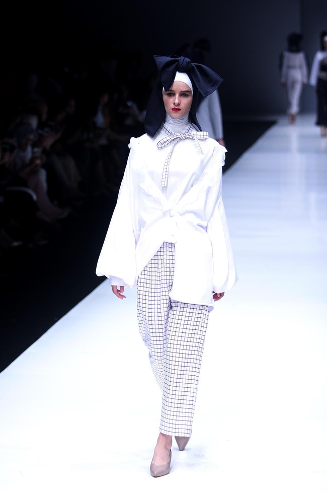 Koleksi terbaru label ETU dari Restu Anggraini yang mengangkat tema Interdecadal di Jakarta Fashion Week 2018, Senayan City, Jakarta, Senin (23/10/2017). Foto: Mohammad Abduh/Wolipop