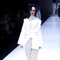 Koleksi terbaru label ETU dari Restu Anggraini yang mengangkat tema Interdecadal di Jakarta Fashion Week 2018, Senayan City, Jakarta, Senin (23/10/2017). Foto: Mohammad Abduh/Wolipop