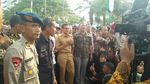 Foto: Saat Sandiaga Temui Buruh yang Demo dan Naik Mobil Komando