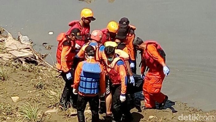 Pria Tertabrak KA di Solo, Jenazah Ditemukan Tercebur di Sungai