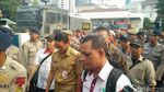 Foto: Saat Sandiaga Temui Buruh yang Demo dan Naik Mobil Komando