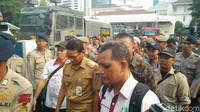 Usai salat Ashar, Sandiaga kemudian keluar pagar Balai Kota. Dia menemui buruh yang demo.