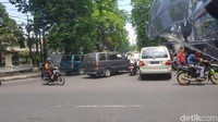 Unjuk rasa yang dilakukan buruh ini menyasar Gedung Grahadi. Dari informasi yang dihimpun, ribuan buruh yang berunjuk rasa di Surabaya ini datang dari Kota Surabaya sebanyak 5.000 pekerja, Kabupaten Sidoarjo 3.000 pekerja, Kabupaten Gresik 10.000 pekerja, Kab/Kota Pasuruan 3.000 pekerja, dan Kab/Kota Mojokerto 2.000.