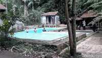 Berlokasi di kaki Gunung Manglayang, Kecamatan Cilengkrang, Kabupaten Bandung, Jawa Barat, terdapat Kolam Renang Cijaura yang super segar. Airnya berasal langsung dari Muara (Wisma/detikTravel)