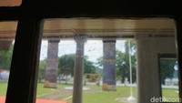 Di kaca jendela di Istana Mini terdapat tulisan yang diukir pada tahun 1831. Hal ini membuktikan bahwa Istana Mini lebih dahulu dibangun dibandingkan dengan Istana Negara yang berada di Bogor (Syanti/detikTravel)