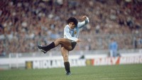 Sang legenda Argentina, Diego Maradona dahulu pada masa aktif bermain sepak bola memiliki tubuh yang cukup berotot. Otot-otot kakinya terlatih hingga terlihat kuat. Foto: Allsport UK /Allsport