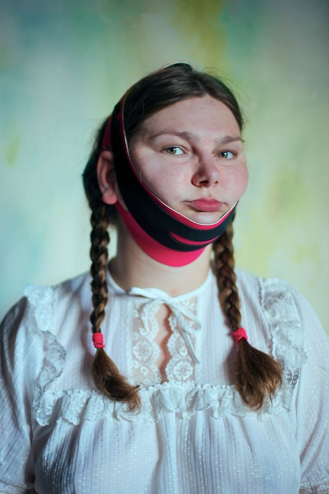 Double chin atau dagu berlipat menjadi masalah bagi banyak wanita. Anda mungkin bisa mencoba alat ini untuk mengatasinya. Foto: Evija Laivina