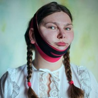 Double chin atau dagu berlipat menjadi masalah bagi banyak wanita. Anda mungkin bisa mencoba alat ini untuk mengatasinya. Foto: Evija Laivina