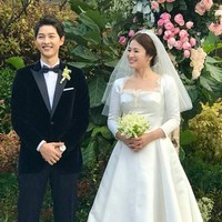 Setelah drama (Descendants of the Sun) berakhir, aku mendapatkan teman yang sangat berharga di mana aku bisa berbagi perasaanku yang sejujurnya, dan hubungan kami menjadi saling cinta, tulis Song Joong Ki saat mengumumkan secara resmi rencana pernikahan mereka pada Juli 2017 silam. Foto: Instagram/4ever_kikyo