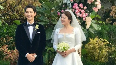 Foto: Melihat Lebih Dekat Megahnya Gaun Pernikahan Song Hye Kyo Karya Dior