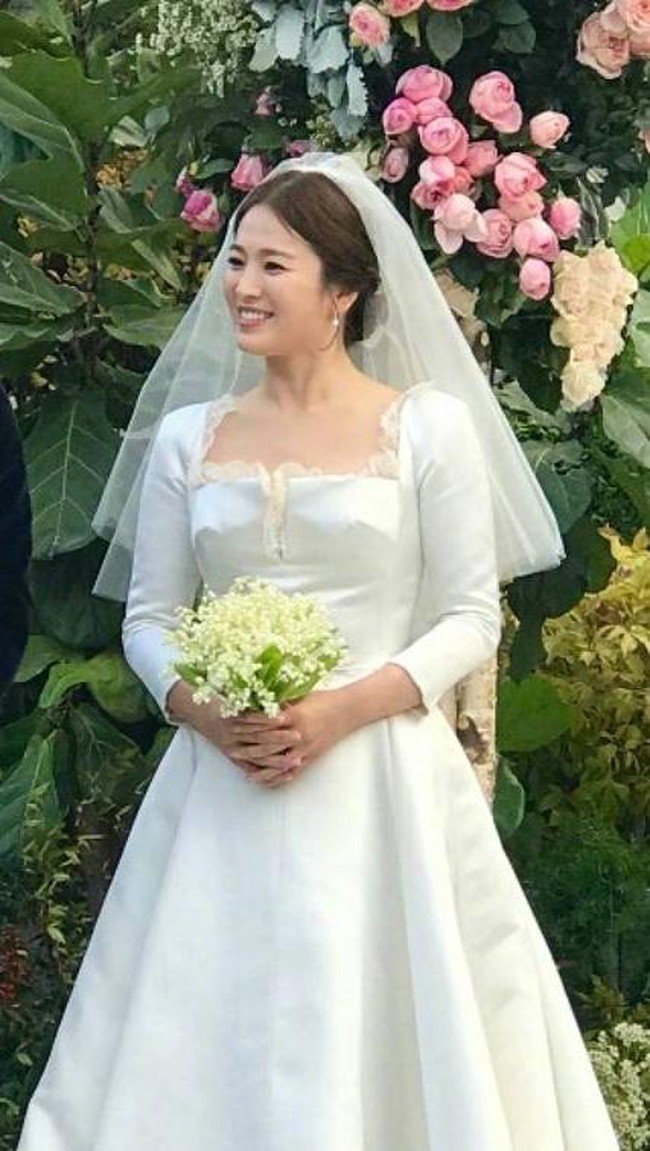 Dilengkapi veil putih, Song Hye Kyo terlihat makin anggun dan elegan. Foto: Instagram/4ever_kikyo