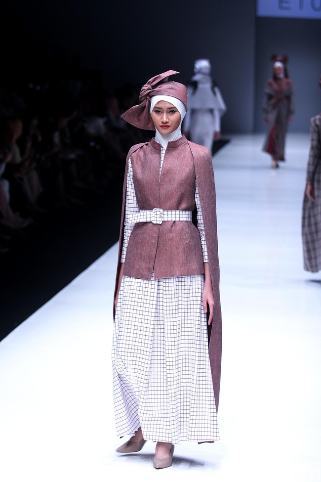 Koleksi terbaru label ETU dari Restu Anggraini yang mengangkat tema Interdecadal di Jakarta Fashion Week 2018, Senayan City, Jakarta, Senin (23/10/2017). Foto: Mohammad Abduh/Wolipop