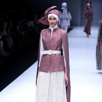 Koleksi terbaru label ETU dari Restu Anggraini yang mengangkat tema Interdecadal di Jakarta Fashion Week 2018, Senayan City, Jakarta, Senin (23/10/2017). Foto: Mohammad Abduh/Wolipop