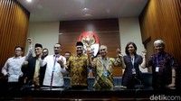 Demi mendukung kondisi terkini KPK, sejumlah eks pimpinan KPK Muhammad Yasin, Abraham Samad, Busyro Muqoddas, dan Bambang Widjojanto bersama pegiat anti-korupsi dan akademisi hadir untuk melakukan pertemuan di gedung KPK, Jakarta, Selasa (31/10/2017).