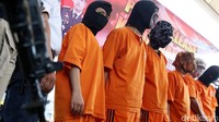Para tersangka yang ditangkap ditunjukan kepada wartawan dalam jumpa pers di Lapangan Monas, Jakarta, Selasa (31/10).