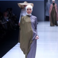 Norma Hauri merilis koleksi baju muslim yang terinspirasi Jacqueline Kennedy di Jakarta Fashion Week 2018, Senayan City, Jakarta, Senin (23/10/2017). Foto: Mohamamd Abdhu/Wolipop