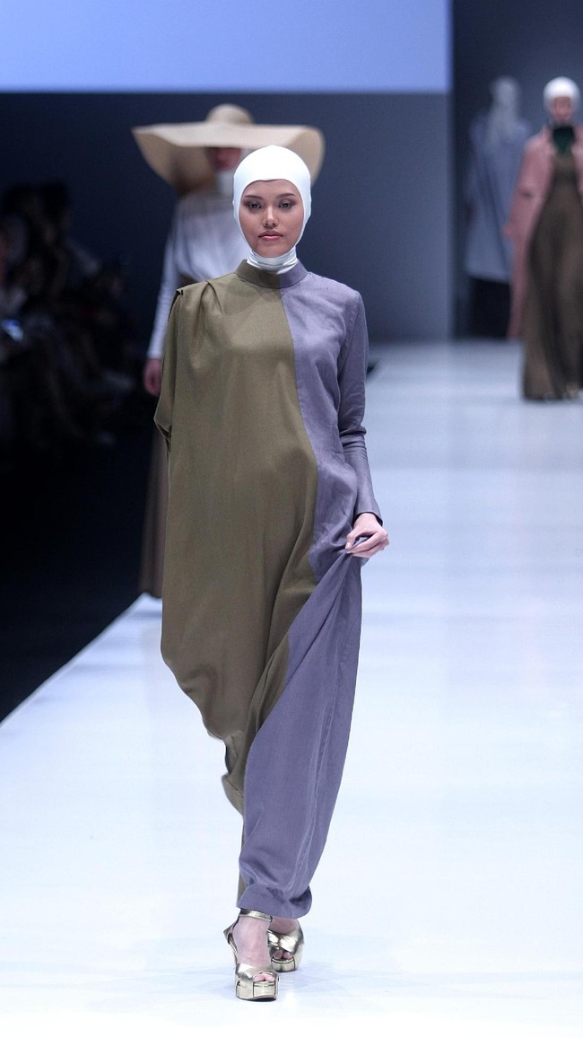Norma Hauri merilis koleksi baju muslim yang terinspirasi Jacqueline Kennedy di Jakarta Fashion Week 2018, Senayan City, Jakarta, Senin (23/10/2017). Foto: Mohamamd Abdhu/Wolipop