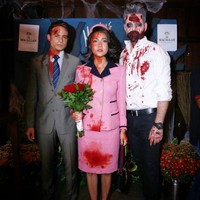 Ide untuk pasangan yang akan menghadiri pesta Halloween bersama bisa meniru pasangan Ashraf Sinclair dan Bunga Cintra Lestari. Keduanya jadi pasangan mayat hidup yang masih bersimbah darah, lengkap dengan pakaian formal mereka. Foto: Dok. Instagram