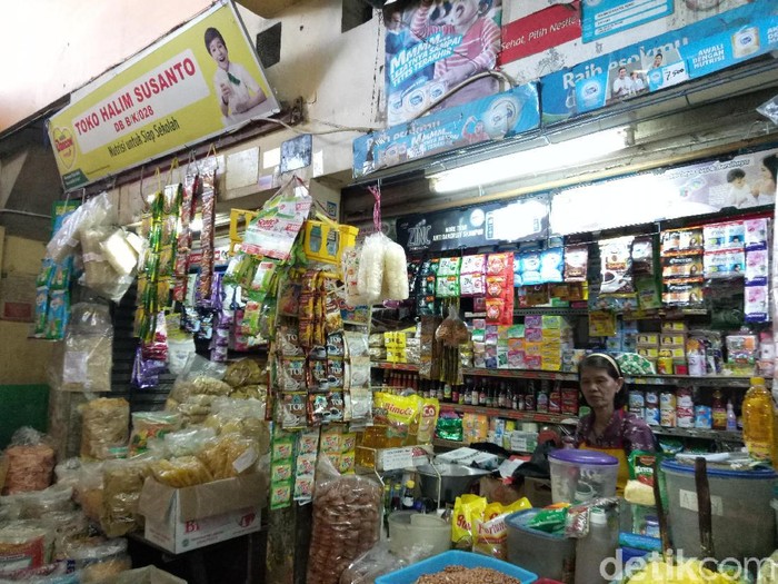 Pedagang di Pasar Wonokromo Surabaya mengeluhkan omzet turun