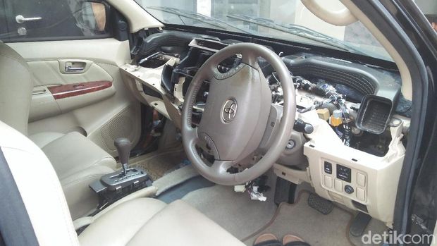Kondisi interior mobil Toyota Fortuner yang tampak tak terawat