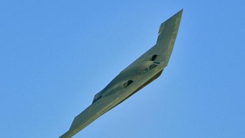 Dalam sekali penerbangan, pesawat pengebom B-2 Spirit hanya bisa membawa dua bom GBU-57A/B Massive Ordnance Penetrator. Foto: Dok. USAF