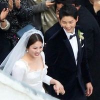 Menikah dengan Song Joong Ki, Song Hye Kyo Cantik Berbalut Gaun Dior