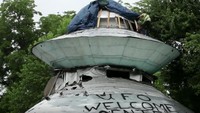 UFO Welcome Center sangat sederhana. Hanya berupa bangunan yang terbuat dari kayu, plastik dan fiberglass. Sekelilingnya hanya pagar seng ditambah hiasan piring terbang di atas bangunannya (VICE/Youtube)