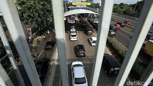 Harus Pakai e-Money, Kendaraan Mengular di Pintu Tol Lenteng Agung