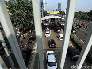 Harus Pakai e-Money, Kendaraan Mengular di Pintu Tol Lenteng Agung