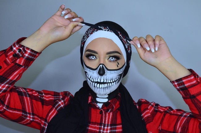 Kali ini inspirasi gaya hijab untuk Halloween datang dari makeup artist asal Australia, Fida Rajab. Ia menerapkan makeup seperti tengkorak dengan kreasi hijab unik.   Foto: Dok. Instagram