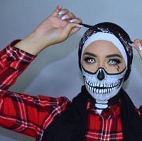 Kali ini inspirasi gaya hijab untuk Halloween datang dari makeup artist asal Australia, Fida Rajab. Ia menerapkan makeup seperti tengkorak dengan kreasi hijab unik.   Foto: Dok. Instagram
