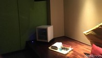 Ada pula TV di kamar tersebut serta kulkas berukuran kecil