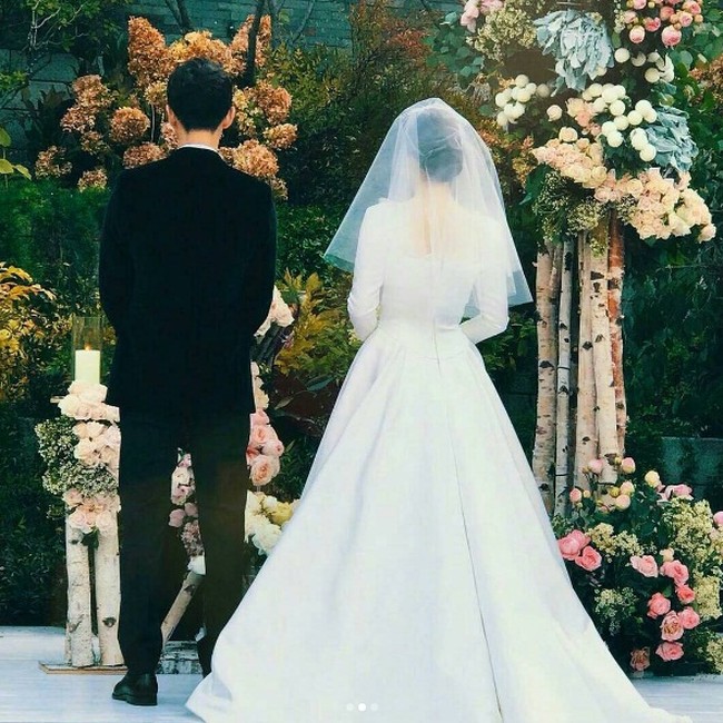 Gaun terbuat dari sutera mikado, kain sutera tebal yang biasa digunakan dalam membuat gaun pengantin untuk dikenakan di musim dingin. Foto: Dok. Instagram