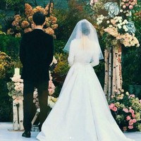 Gaun terbuat dari sutera mikado, kain sutera tebal yang biasa digunakan dalam membuat gaun pengantin untuk dikenakan di musim dingin. Foto: Dok. Instagram