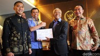 Penerimaan berkas hanya diterima oleh Agus karena saat ini DPR sedang dalam masa reses. Sehingga, Agus menyebut berkas yang telah diserahkan tidak bisa langsung diproses.