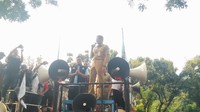 Terima kasih sudah menunggu, mohon maaf baru bisa hadir karena menumpuknya tugas dan Alhamdulilah setelah salat Ashar kita bisa menyiapman langkah, mudah-mudahan kita bisa menghadirkan kebijakan yang mensejahterakan buruh, kata Sandi di atas mobil komando