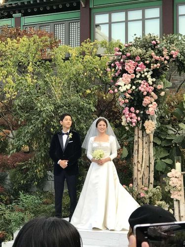 Menikah dengan Song Joong Ki, Song Hye Kyo Cantik Berbalut Gaun Dior