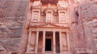 Petra dikenal juga dengan nama Raqmu atau kerap disebut juga sebagai Kota Mawar karena warna batu pahatan yang menyerupai bunga cantik tersebut. Lokasinya berada di sisi selatan Yordania, atau berjarak sekitar empat jam perjalanan dari ibu kota Amman. (globehopping_howie/Instagram)