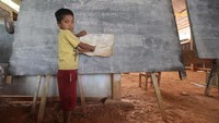 SDN 45 Boja sedianya memiliki 40 siswa tetapi setiap harinya hanya diisi rata-rata separuhnya atau hanya 20 -an siswa saja. Sudah menjadi kebiasaan orang tua mengajak anak untuk membantu orang tua mengangkut belanjaan dari pasar atau pergi membantu di kebun. 