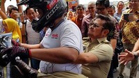 Posisi duduk Syahrul juga tidak biasa, dia terlihat memeluk tubuh si freestyler namun dengan kedua kakinya juga turut dilingkarkan ke tubuh si freestyle, tidak ke pijakan kaki seperti biasanya. Pool/Viar