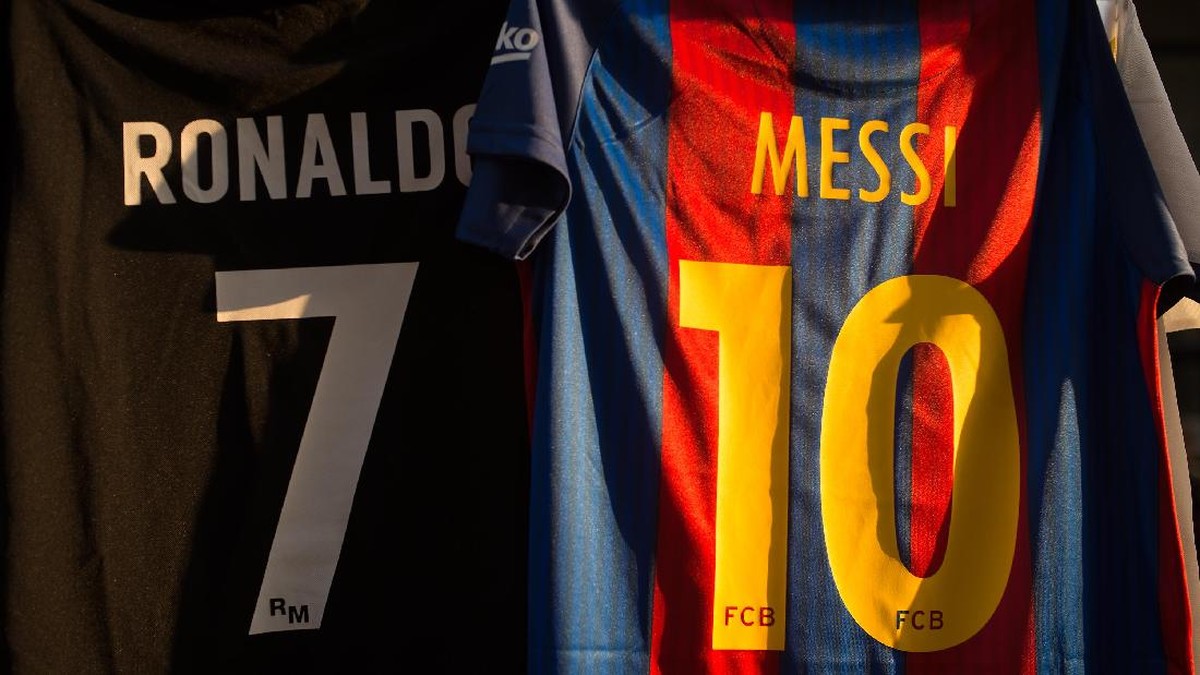 Jersey Cristiano Ronaldo dan Lionel Messi (Foto: Denis Doyle/Getty Images)